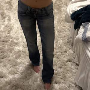 Raka lågmidjade jeans som ej kommer till användning❤️ skriv privat för fler bilder på, midjemått 38cm och innerbeneslängd 78