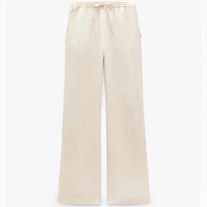 Linnebyxor Zara - Säljer mina två linnebyxor ifrån Zara dom är helt slutsålda pga av att jag vuxit ur dom. Fåtal gånger använda💞 1 för 350kr, 2 för 500💞