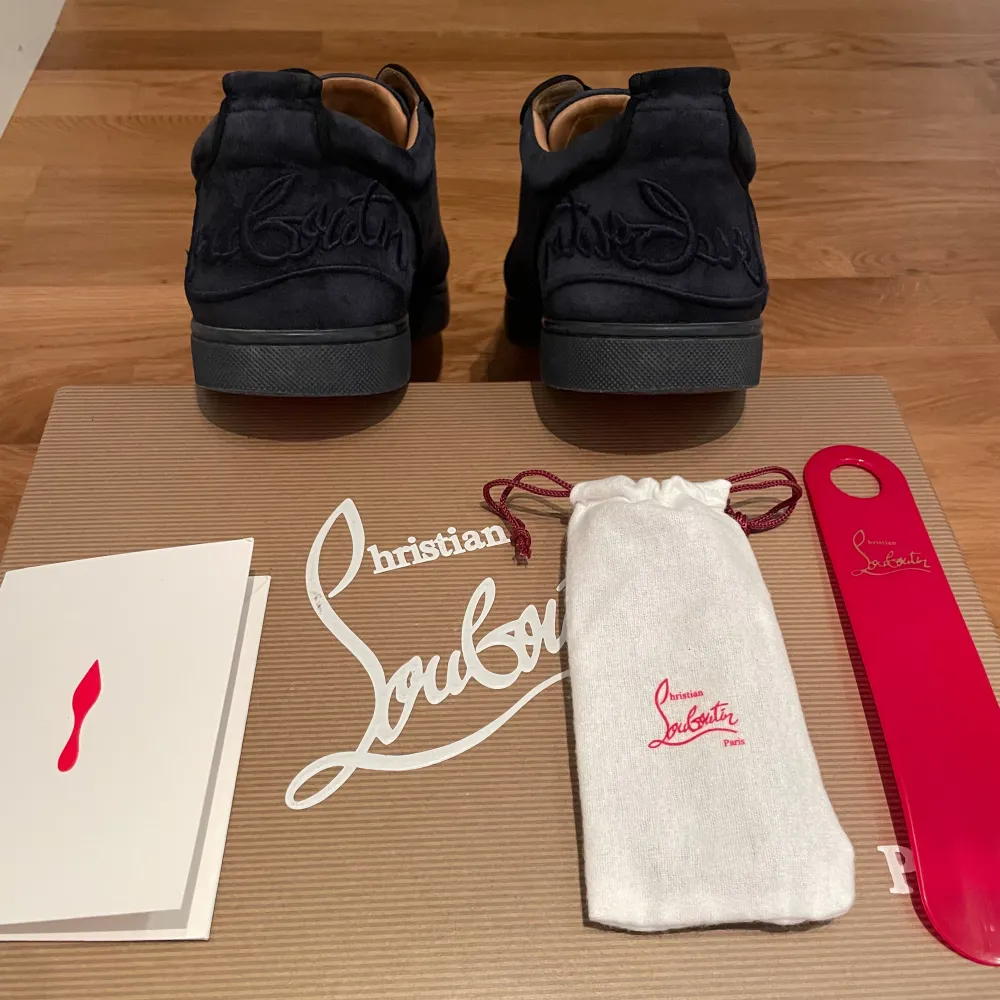 Säljer dessa Christian Louboutin skor som är ganska använda men fortfarande har mycke kvar att ge, Storlek 46. Tyvärr inget kvitto men tveka inte att höra av er vid eventuella frågor eller funderingar!. Skor.