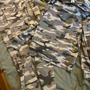 Cozy set - Härligt set från Madlady i kamouflage, skönt material. Dem är i fint skick.