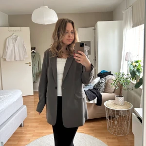 Kavaj - Kavaj från hm i storlek L endast använd fåtal gånger så i nyskick😊