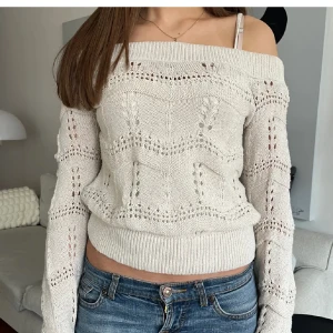 Stickad tröja - Stickad tröja med små hål!💕Off shoulder och super bra skick🥰
