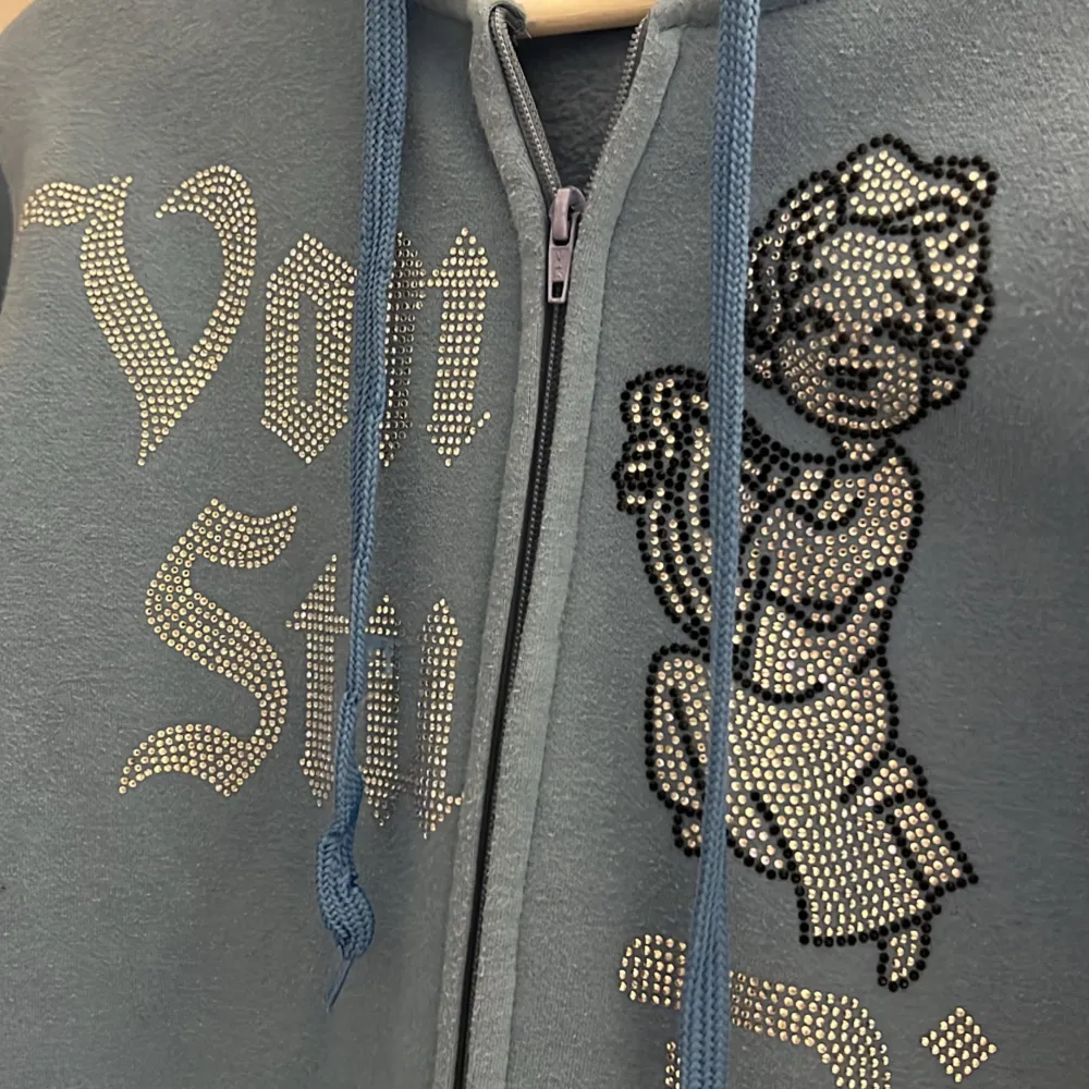Säljer denna superfina zip hoodie med luva från von studio !! Bra skick men kommer tyvärr inte till användning och endaste använd fåtal gånger!! Nypris: 700 kr 🩷🤟🏽⭐️. Hoodies.