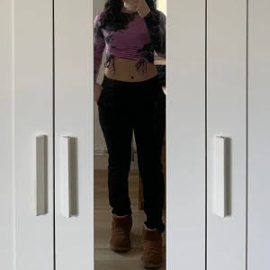 Svart byxor  - Black formal pants, they’re too small for me so they might fit different for you :)