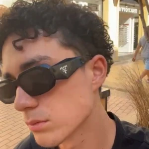 Prada solglasögon symbole - Prada one size solglasögon. Perfekt skick använda extremt varsamt typ fem gånger. Används inte då jag har för stort huvud (61cm) så får huvudvärk av dem. Låda & fodral följer med samt en lapp med information om glasögonen. Nypris på Zalando 3745 kr.