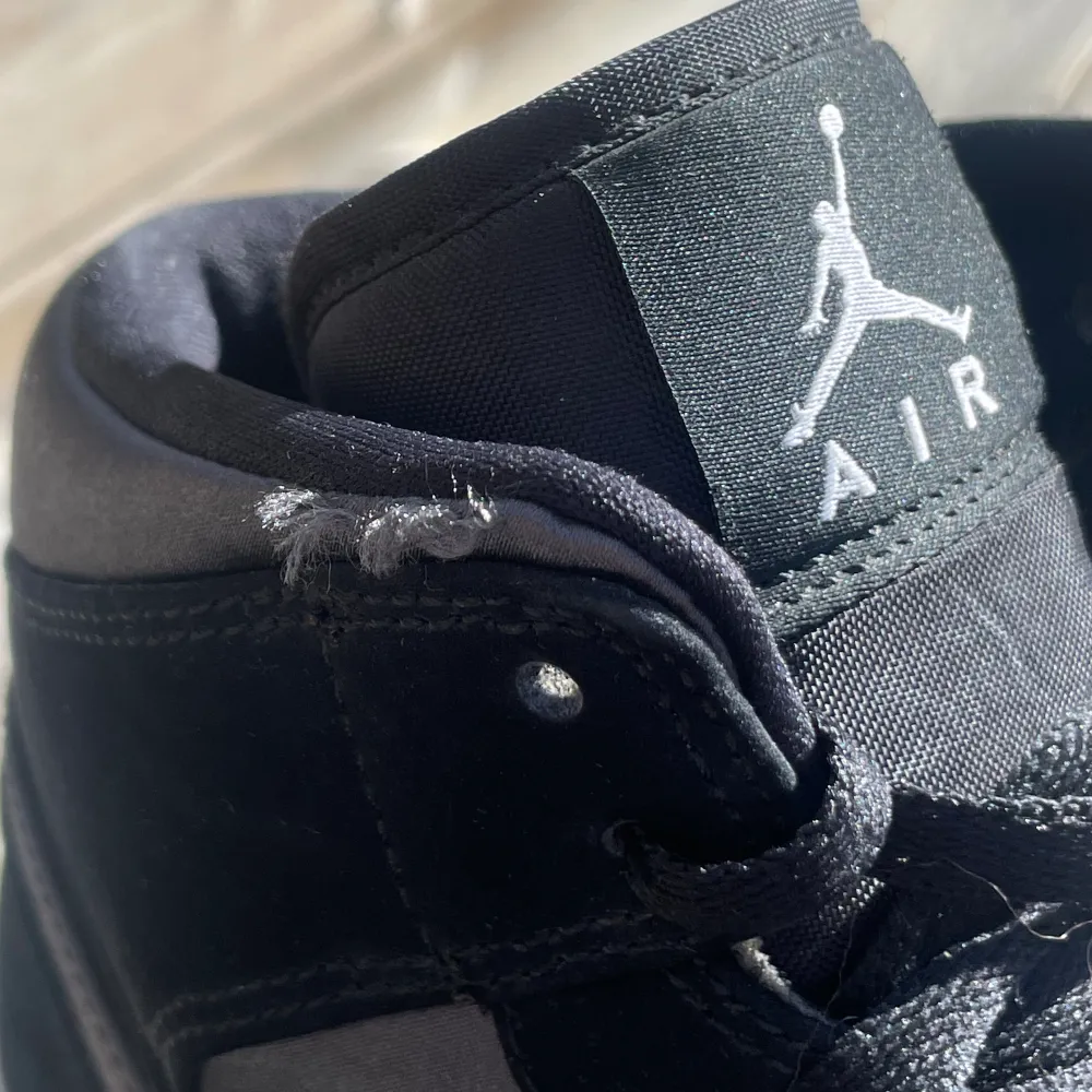 Air Jordan 1 mid, svarta och grå/silvriga. Inte använda så mycket men har skejtat i de ett fåtal gånger, därav några märken. De är dock creasade! . Skor.