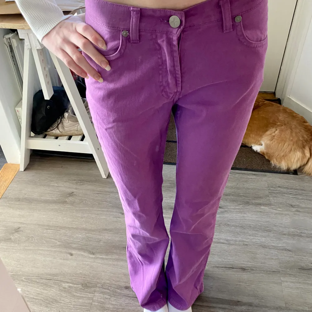 Supersnygga lågmidjade lila jeans! Perfekta till både vardag och fest 💜💜 passar bra i längden på mig som är 170cm . Jeans & Byxor.