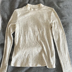 Monki polo  - Polo tröja men svarta prickar, jättebra skick! Lite polo men ganska tunn ❤️