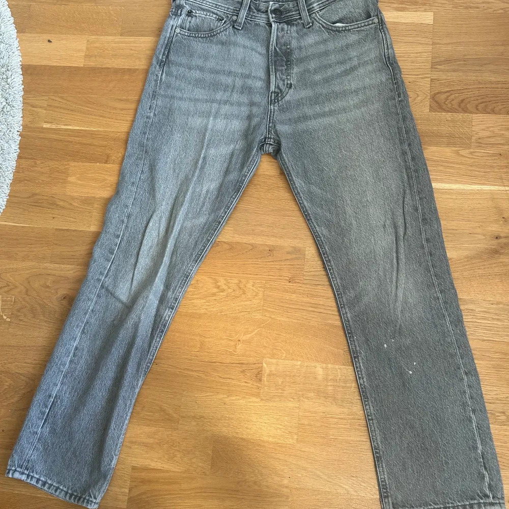 Säljer nu dessa as snygga jeans från Jack&Jones. Det är chris som motsvarar ungefär relaxed. de har en liten slitning på ena benet men det är inget man tänker på det ser typ ut som design. Kan gå ner lite i pris. Jeans & Byxor.
