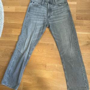 Säljer nu dessa as snygga jeans från Jack&Jones. Det är chris som motsvarar ungefär relaxed. de har en liten slitning på ena benet men det är inget man tänker på det ser typ ut som design. Kan gå ner lite i pris
