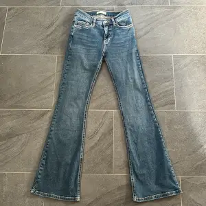Bootcut jeans från Gina tricot som är i nyskick då dom är andvända max 3 gånger, för att dom är lite för små. Storlek 32 men dom är lite små i storleken. Hör av dig för mer information om du är intresserad 😃