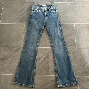 Bootcut jeans  - Bootcut jeans från Gina tricot som är i nyskick då dom är andvända max 3 gånger, för att dom är lite för små. Storlek 32 men dom är lite små i storleken. Hör av dig för mer information om du är intresserad 😃