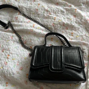 Zara väska  - Söt väska från zara, säljer då den inte kommer till användning längre 