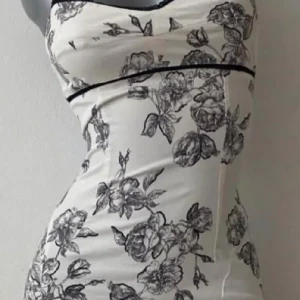 Vintage klänning Midi med stretch - Jätte snygg vintage klänning midi med stretch från Kookai st 36 (s)