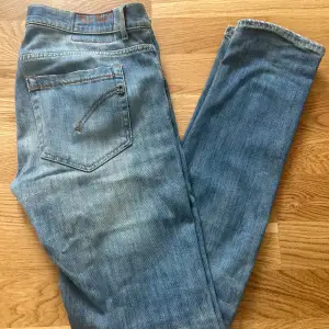 Säljer dessa jeans från Dondup, modell George. Riktigt snygg färg nu till våren och sommaren. Storlek 33, passar väldigt bra för någon i längden 1,75-1,80. Skick 7/10