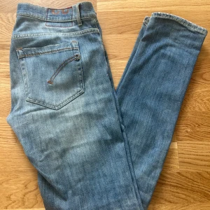 Dondup Jeans - Säljer dessa jeans från Dondup, modell George. Riktigt snygg färg nu till våren och sommaren. Storlek 33, passar väldigt bra för någon i längden 1,75-1,80. Skick 7/10