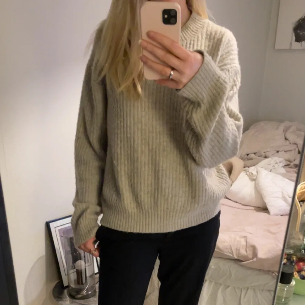 En stickad tröja i beige 💕. Neuleet.