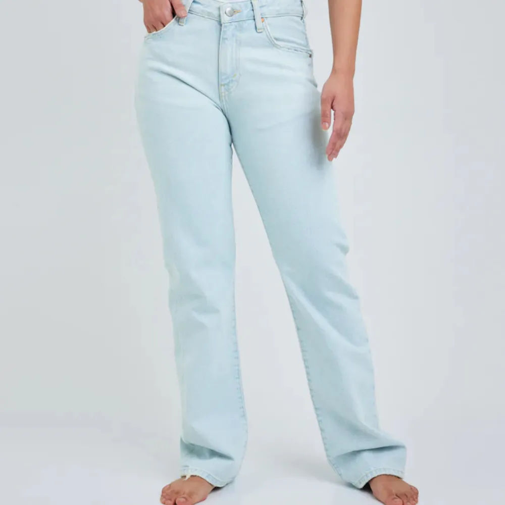 Säljer dessa super fina Jeans ifrån bikbok! Använt varsamt så i mycket fint skick!🩵🩵Nypris 699kr. Jeans & Byxor.