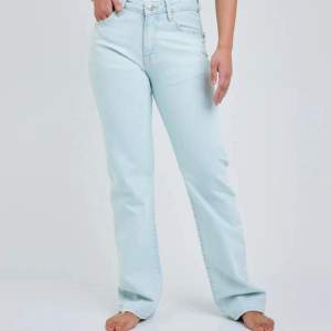 Säljer dessa super fina Jeans ifrån bikbok! Använt varsamt så i mycket fint skick!🩵🩵Nypris 699kr