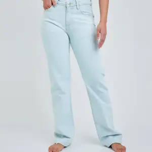 Säljer dessa super fina Jeans ifrån bikbok! Använt varsamt så i mycket fint skick!🩵🩵Nypris 699kr