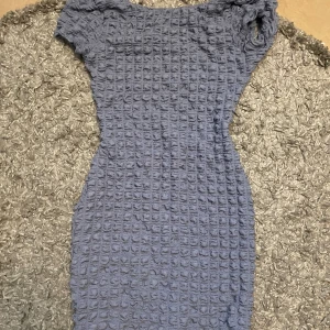 Backless dress - En lila backless dress köpt från pull&bear i storlek S