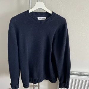 Samsoe tröja  - Stickad samsoe tröja. Mörkblå Storlek medium Väldigt bra skick
