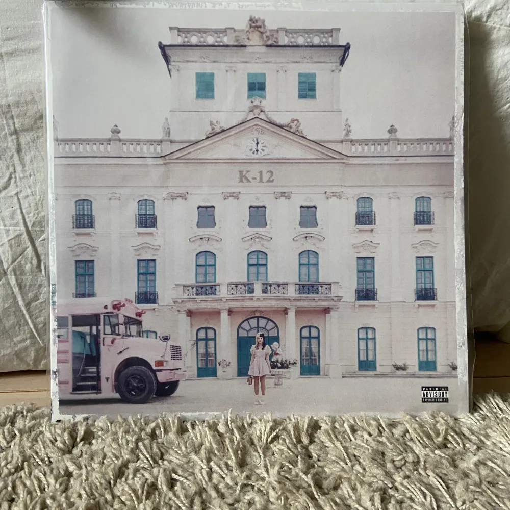 Melanie Martinez vinyl skiva säljes i nästan nyskick, endast öppnat och spelat fåtal gånger. Om du är intresserad av fler skivor jag säljer så kanske vi kan fixa paketpris. Skriv till mig om du undrar något om till exempel press/skick. . Övrigt.