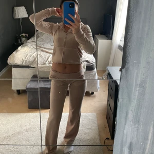 Juicy couture sett - Säljer detta juicy couture då jag inte använder det mer. Är i superbra skick, skriv för fler bilder, byxorna är i strl xxs och jag är 160 cm lång och tröjan är i strl Xs 💞