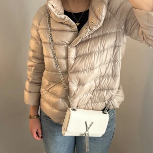 valentino väska - äkta vit valentino väska med silver kedja! axelväska. hårt läder liknande material. små slitningar på V-spännet (se sista bilden) men inget som syns. säljer då silver inte passar mig. 