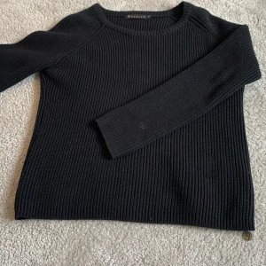 Edblad stickad tröja - Säljer en fin stickad tröja från edblad 💞 skriv för fler bilder! Som ni ser är den i bra skick bara en fläck på högra armen 