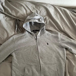 Polo Ralph Lauren zip hoodie - Riktigt snygg Ralph Lauren zip hoodie i storlek M.   Använd men i riktigt bra skick, dock lite liten i storleken så sitter ungefär som en S.  Snören följer med, hör av dig om du har frågor! 
