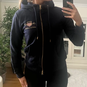 Gant Hoodie med dragkedja marinblå - Inköpt för 1200.