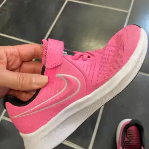 Nike junior gympa skor. Endast använda inomhus. Bra skick. 