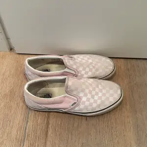 Ett par jättefina somriga vans, perfekta till våren🤩helt okej skick därav priset! Storlek 38