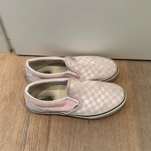 Vans skor - Ett par jättefina somriga vans, perfekta till våren🤩helt okej skick därav priset! Storlek 38