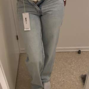 Låg midjade Jeans strl 34 från GinaTricot! Oanvänd med prislapp kvar (ord pris 499) Säljs med anledning av att de är för små.