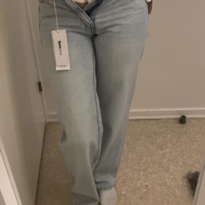 Låg midjade straightleg Jeans - Låg midjade Jeans strl 34 från GinaTricot! Oanvänd med prislapp kvar (ord pris 499) Säljs med anledning av att de är för små.