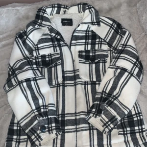 Mjuk jacka - Jätte mysig jacka som passar bra till hösten, köpt för cirka 2,5 år sen men ser hyfsat bra ut🤍 priset går att diskutera.