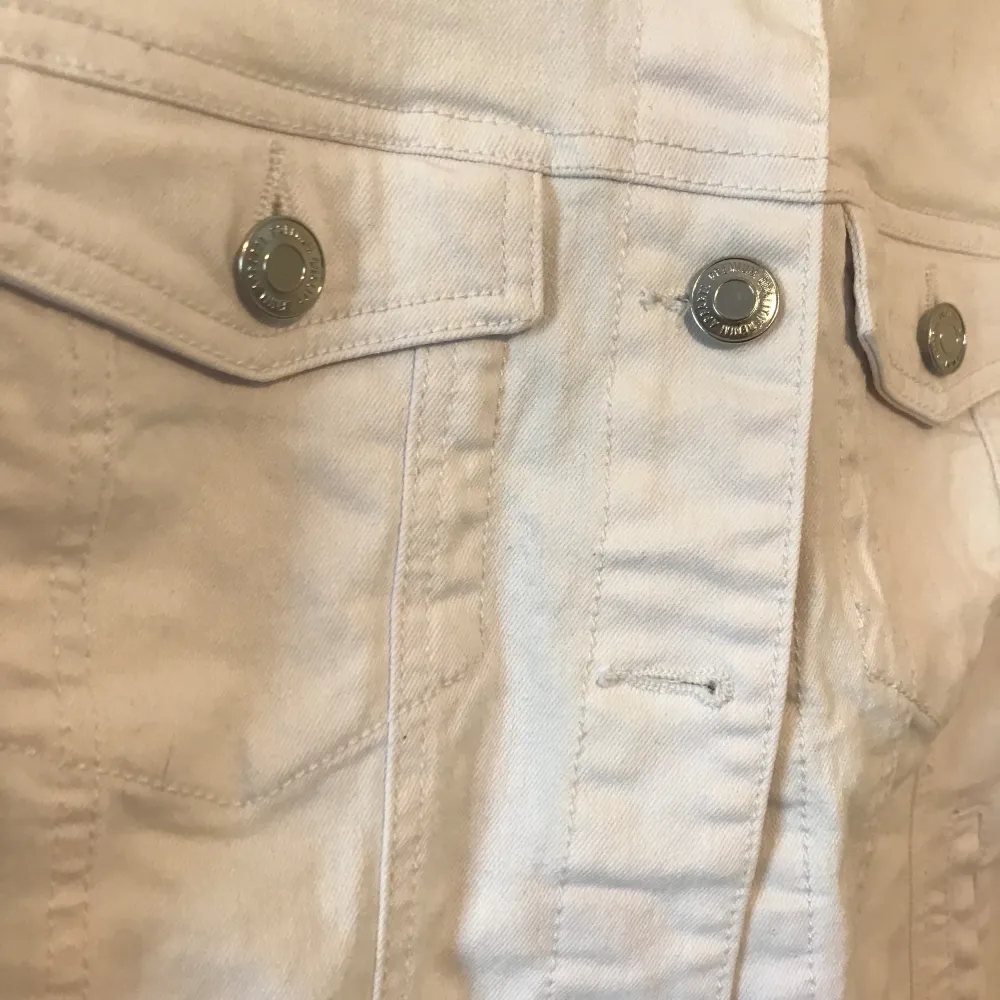 Fin vit jeansjacka med knappar från Vero Moda. Mycket bra skick. Storlek S. Pris kan diskuteras.. Jackor.
