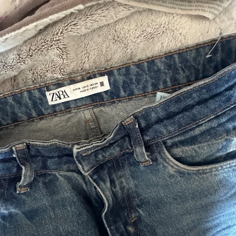 Populära jeans från zara! Låg midja och raka i benen 🙏🏻 bra skick!. Jeans & Byxor.