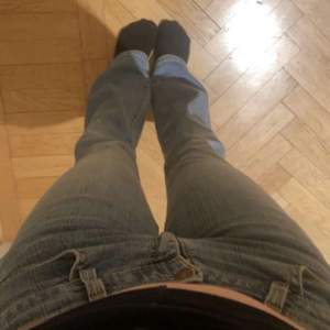 Säljer min low Waits bootcut Levis jeans. Omsydda till lowwaist. Bra skick, fläck på benet men inget som märks. står ingen storlek men passar mig som är 34-36 (jeans storlek) super bra.