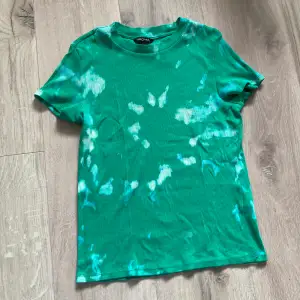 Grön tie dye tröja, knappast använd, bra skick:) 