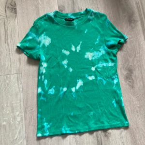 T-shirt  - Grön tie dye tröja, knappast använd, bra skick:) 