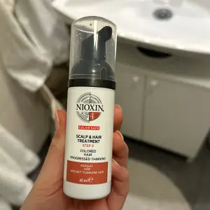 Nioxin scalp treatment i nr.4🥰 Köpt februari 2024, använt ca 30% i flaskan. Får den bara inte att funka på mitt hår. 40ml. (100ml kostar 400kr)💞