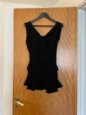 Jumpsuit - Söt jumpsuit från mango den är använd men i bra skick, storlek xs 