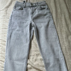 Gråa jeans - 134 cm lång. Rak jeans, lite baggy.