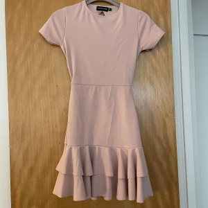 Klänning  - Aldrig använd köpt från pretty little thing i storlek xs, stretchigt material 