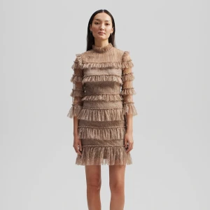 Klänning - Klänning från by malina. Nypris 2800kr, jag säljer 1500kr 🩷 Kom privat för fler bilder 💗Stroleken är L men de är små i storleken och passar mer en M och passar också mig som har S men då är den lite lösare.