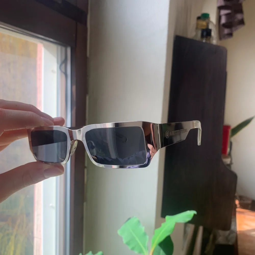 Chromade solglasögon från A better feeling Helt i metal. Några få repor, annars i perfect skick.  Hojta med frågor eller erbjudanden!. Övrigt.