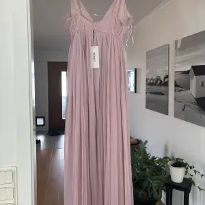 Super fin klänning i storlek 32 petite! Säljer den då den inte passar och inte går att returnera. Nyskick bara provad.